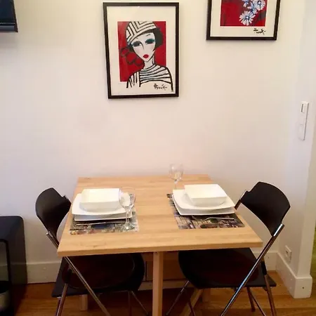 Apartment 2 Bedroom Funky In The Heart Of The Old Town Of Antibes